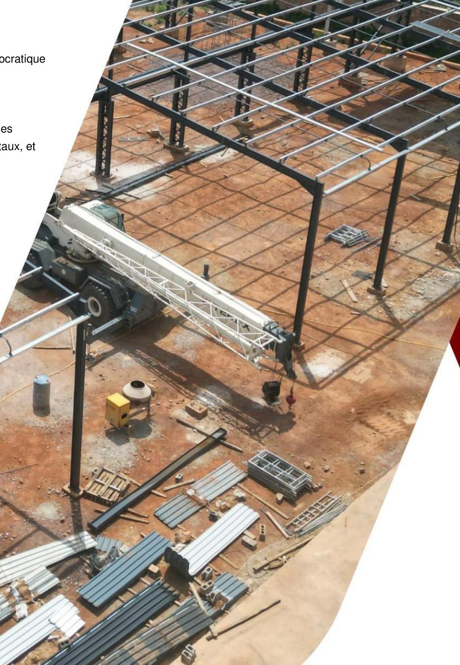Vue aérienne d'une charpente métallique en construction